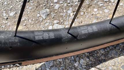 Welche Reifenbreiten und Luftdrücke darf man fahren? Das steht beim neuen GRC 100 Dicut 50-Laufradsatz von DT Swiss auf der Felge. Welche Reifenbreiten und Luftdrücke darf man fahren? Das steht beim neuen GRC 100 Dicut 50-Laufradsatz von DT Swiss auf der Felge.