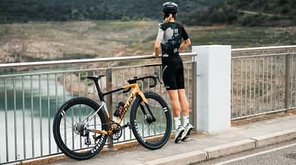 Annabel Fisher unterwegs mit dem Gravelbike Annabel Fisher unterwegs mit dem Gravelbike