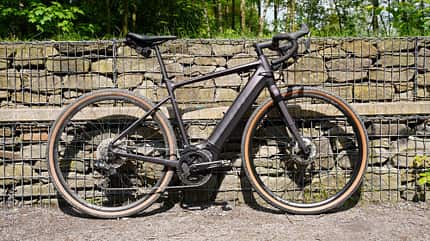 Giant Revolt E+,E-Gravelbike,vor Steinmauer Giant Revolt E+,E-Gravelbike,vor Steinmauer