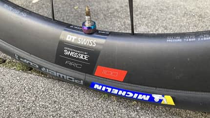 "Nur" 38 mm Felgenhöhe bieten die neuen DT Swiss ARC 38 Laufräder - aerodynamisch sollen sie trotzdem sein. "Nur" 38 mm Felgenhöhe bieten die neuen DT Swiss ARC 38 Laufräder - aerodynamisch sollen sie trotzdem sein.