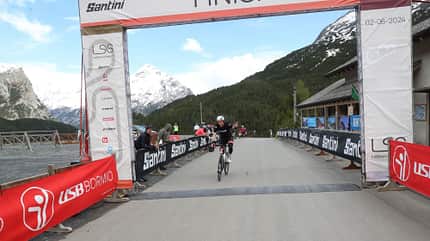 Redakteur Moritz Pfeiffer erreicht das Ziel beim Granfondo La Stelvio Santini 2024 Redakteur Moritz Pfeiffer erreicht das Ziel beim Granfondo La Stelvio Santini 2024