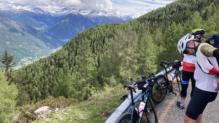 Höhenstraße zwischen Passo di Guspessa und Passo del Mortirolo mit Tiefblick ins Veltlin Höhenstraße zwischen Passo di Guspessa und Passo del Mortirolo mit Tiefblick ins Veltlin