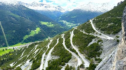 Die Serpentinen zu den Torri di Fraele von oben. Im Hintergrund die Straße zum Passo di Foscagno Die Serpentinen zu den Torri di Fraele von oben. Im Hintergrund die Straße zum Passo di Foscagno