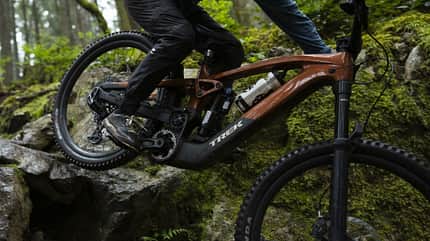 2024,north shore,trail,forest,mountain bike,singletrack,female,male,sterling lorence,photo,photography Mix aus Slash und Fuel EX-E: Trek stellt ein neues E-Enduro mit TQ-Motor vor - das Slash+!