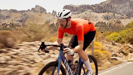 ROADBIKE-Redakteur Felix Krakow mit dem neuen Canyon Aeroad und dem neuen Canyon CFR-Helm ROADBIKE-Redakteur Felix Krakow mit dem neuen Canyon Aeroad und dem neuen Canyon CFR-Helm
