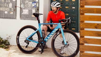ROADBIKE-Redakteur Felix Krakow mit dem neuen Canyon Aeroad und dem neuen Canyon CFR-Helm ROADBIKE-Redakteur Felix Krakow mit dem neuen Canyon Aeroad und dem neuen Canyon CFR-Helm