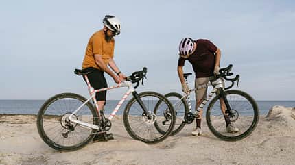 berlin,cory,dan,felix,fotograf,gravel,jenny,jon,marc,murcia,ondrej,robert,spanien,staffan,tobi,twotone,zoubek Gravel Camp Calabardina 02/2024,Alu vs Carbon,zwei Bikes aus Alufolie auspacken