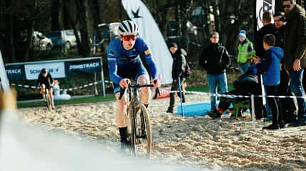 Teilnehmer eines Cyclocross-Rennens im Sandbunker Teilnehmer eines Cyclocross-Rennens im Sandbunker