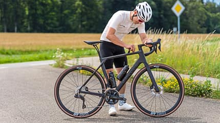 Canyon Endurace CF SLX 7 Di2,Rennrad,Fahrer öffnet Fach,Actionfoto Canyon Endurace CF SLX 7 Di2,Rennrad,Fahrer öffnet Fach,Actionfoto