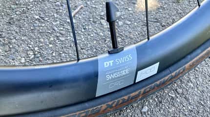 Die Felge wurde gemeinsam mit Swiss Side entwickelt, ist in 35 oder 45 Millimetern Höhe verfügbar und wird baugleich auch bei den Endurance-Modellen von DT Swiss verwendet.