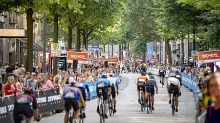 Die Ziellinie bei den Bemer Cyclassics befand sich auch 2024 auf der Mönckebergstraße im Herzen Hamburgs. Die Ziellinie bei den Bemer Cyclassics befand sich auch 2024 auf der Mönckebergstraße im Herzen Hamburgs.