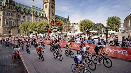 Teilnehmerinnen und Teilnehmer der Bemer Cyclassics auf den letzten Metern des Rennens vor dem Hamburger Michel. Teilnehmerinnen und Teilnehmer der Bemer Cyclassics auf den letzten Metern des Rennens vor dem Hamburger Michel.