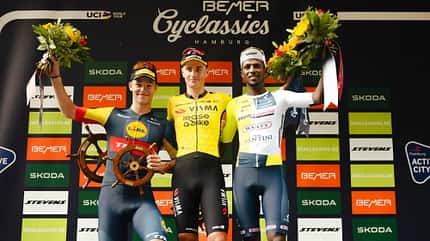Das Podium der Bemer Cyclassics 2024: Olav Kooij siegt vor Jonathan Milan und Biniam Girmay. Das Podium der Bemer Cyclassics 2024: Olav Kooij siegt vor Jonathan Milan und Biniam Girmay.