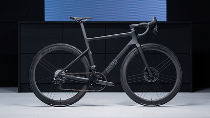 Mattschwarze Oberflächen prägen die Optik der neuen Campagnolo Super Record S Wireless-Gruppe sowie der neuen Campagnolo Bora Ultra WTO-Laufräder. Mattschwarze Oberflächen prägen die Optik der neuen Campagnolo Super Record S Wireless-Gruppe sowie der neuen Campagnolo Bora Ultra WTO-Laufräder.