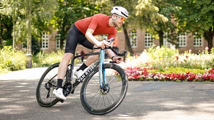 Van Rysel RCR Pro Dura-Ace Di2,Rennrad,Roadbike,Action vor Blumen Van Rysel RCR Pro Dura-Ace Di2,Rennrad,Roadbike,Action vor Blumen