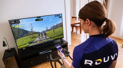 Rouvy,Indoor-App,Frau vor Fernseher Rouvy,Indoor-App,Frau vor Fernseher