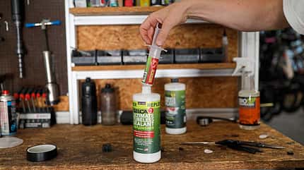 Mountainbike Tubeless umruesten Dichtmilch entfernen und entsorgen Mountainbike Tubeless umruesten Dichtmilch entfernen und entsorgen