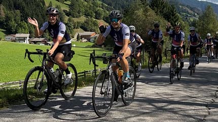45 Frauen überquerten gemeinsam mit dem Rennrad die Alpen. 45 Frauen überquerten gemeinsam mit dem Rennrad die Alpen.