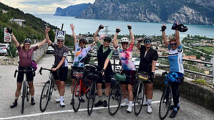 Rennradfahrerinnen am Ziel ihres Alpencrosses am Gardasee Rennradfahrerinnen am Ziel ihres Alpencrosses am Gardasee