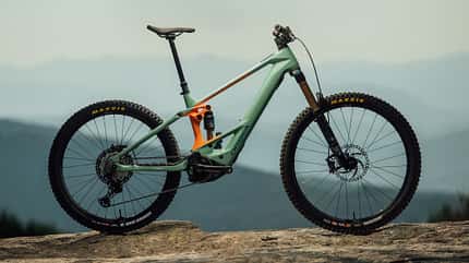 Die spanische Bikemarke Orbea greift das neue Bosch-Aggregat CX5 auf und pflanzt es in sein beliebtes Full-Power-E-MTB namens Wild. Die spanische Bikemarke Orbea greift das neue Bosch-Aggregat CX5 auf und pflanzt es in sein beliebtes Full-Power-E-MTB namens Wild.