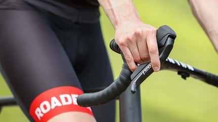 Bremsen mit einer Finger bei der Sram Red AXS Bremsen mit einer Finger bei der Sram Red AXS