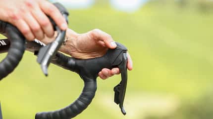 Kleine Schalttaste am Schalthebel der Sram Red AXS Kleine Schalttaste am Schalthebel der Sram Red AXS