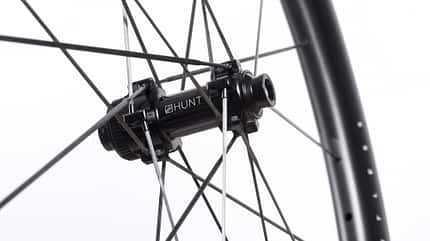Vorderradnabe von Hunt Wheels Sub 40 Limitless Gravel Aero Laufrädern mit Carbonspeichen Vorderradnabe von Hunt Wheels Sub 40 Limitless Gravel Aero Laufrädern mit Carbonspeichen