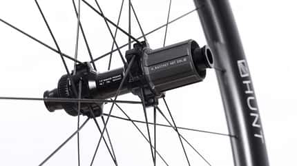 Hinterradnabe von Hunt Wheels Sub 40 Limitless Gravel Aero Laufrädern mit Stahlspeichen Hinterradnabe von Hunt Wheels Sub 40 Limitless Gravel Aero Laufrädern mit Stahlspeichen