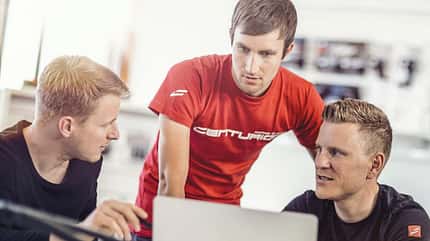 Ingenieure bei der Radentwicklung Ingenieure bei der Radentwicklung