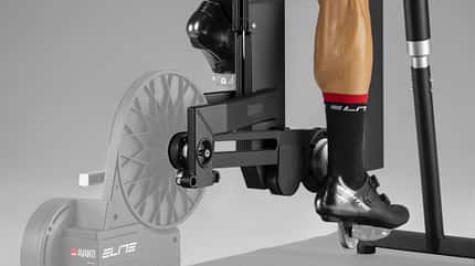 Der Elite Square Smart Frame funktioniert mit einem Riemenantrieb Der Elite Square Smart Frame funktioniert mit einem Riemenantrieb