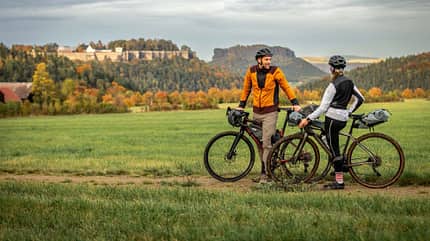 Gravelbike,Bikepacking,Sachsen,vor Wiese und Burg