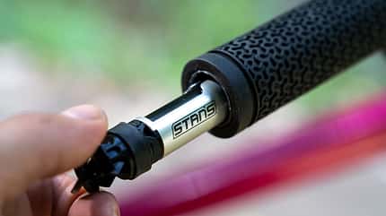 Stans,Dart Tool,aus dem Lenker ziehend