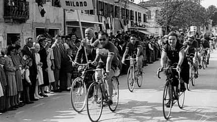 Alfonsina Strada (vorne rechts) bei einem "Veteranentreffen" erfolgreicher Radsportler als Teil der Mailänder Delegation Alfonsina Strada (vorne rechts) bei einem "Veteranentreffen" erfolgreicher Radsportler als Teil der Mailänder Delegation