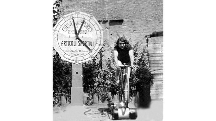 Alfonsina Strada beim Training auf einer Rolle Alfonsina Strada beim Training auf einer Rolle