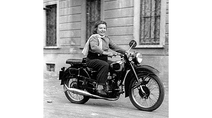Alfonsina Strada auf ihrem Motorrad, einer Guzzi 500 Alfonsina Strada auf ihrem Motorrad, einer Guzzi 500