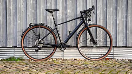 Bulls Daily Grinder 3,Gravelbike,Alltag,Holzwand,Seitenansicht Bulls Daily Grinder 3,Gravelbike,Alltag,Holzwand,Seitenansicht