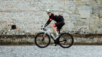 Die Farboption Rosso Vivo könnte für das ROADBIKE-Redaktionsoutfit entworfen worden sein. Die Farboption Rosso Vivo könnte für das ROADBIKE-Redaktionsoutfit entworfen worden sein.