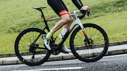 ROADBIKE-Redakteur Moritz Pfeiffer im Wiegetritt auf einem Basso SV ROADBIKE-Redakteur Moritz Pfeiffer im Wiegetritt auf einem Basso SV