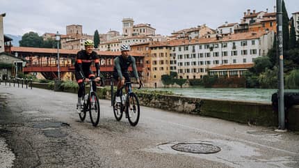 Zwei neue Basso SV in Bassano del Grappa vor der Ponte Vecchio Zwei neue Basso SV in Bassano del Grappa vor der Ponte Vecchio