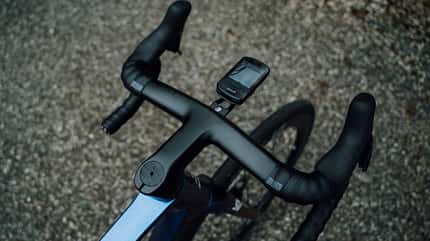 Das neue Fuga-Cockpit ist an den Griffen nur 37 cm breit, im Unterlenker sind es dank Flare 40 cm - gewöhnungsbedürftig, dann aber überzeugend und aerodynamisch. Das neue Fuga-Cockpit ist an den Griffen nur 37 cm breit, im Unterlenker sind es dank Flare 40 cm - gewöhnungsbedürftig, dann aber überzeugend und aerodynamisch.