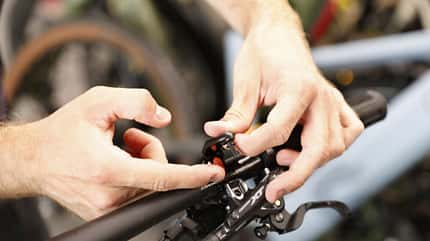 Mountainbike,Fahrrad,Ratgeber,Bike Hack,Bikehack,Hack,Tricks,Tipps,DIY, selbstgemacht,Montagepaste,Assembly Paste,Drehmoment,Carbon,Aluminium,brechen,Nm,Anzugsmoment,Bremse,Bremsklemmung,Lenker,Lenkerklemmung Montagepaste wird unter einer Bremsenklemmung geschmiert.