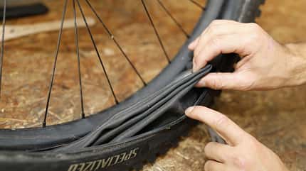 Mountainbike,Fahrrad,Ratgeber,Bike Hack,Bikehack,Hack,Tricks,Tipps,DIY, selbstgemacht,schrauben,Schlauch,falten,zu groß,Reifen,zu klein Fahrradschlauch, der in einen Reifen mehrlagig gefaltet wird.