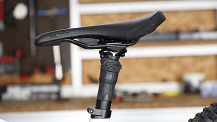 Mountainbike,Fahrrad,Ratgeber,Bike Hack,Bikehack,Hack,Tricks,Tipps,DIY, selbstgemacht,schrauben,Fahrradschlauch,Schlauch,Wasser,Dreck,Schmutz,Winter,Reverb,Schutz,Überzug, Selbst gemachter Fahrradschlauch-Überzug als Schutz für absenkbare Vario-Sattelstütze. Gegen Wasser, Dreck, Schmutz. Für Winter.