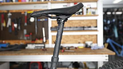 Mountainbike,Fahrrad,Ratgeber,Bike Hack,Bikehack,Hack,Tricks,Tipps,DIY, selbstgemacht,schrauben,Fahrradschlauch,Schlauch,Wasser,Dreck,Schmutz,Winter,Reverb,Schutz,Überzug, Selbst gemachter Fahrradschlauch-Überzug als Schutz für absenkbare Vario-Sattelstütze. Gegen Wasser, Dreck, Schmutz. Für Winter.