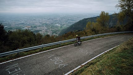 ROADBIKE-Redakteur Moritz Pfeiffer mit dem neuen Basso SV am Monte Grappa ROADBIKE-Redakteur Moritz Pfeiffer mit dem neuen Basso SV am Monte Grappa