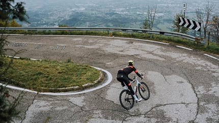 ROADBIKE-Redakteur Moritz Pfeiffer auf einem Basso SV in einer Abfahrt ROADBIKE-Redakteur Moritz Pfeiffer auf einem Basso SV in einer Abfahrt