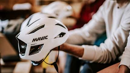 Der neue Mavic Comet SL Helm in der Hand Der neue Mavic Comet SL Helm in der Hand