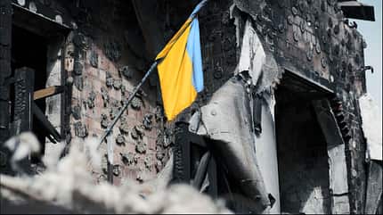 Ukrainische Flagge in Trümmern in Kyjiw Ukrainische Flagge in Trümmern in Kyjiw