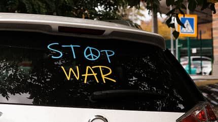 Kyjiw Stadtansichten Stop War Schriftzug auf Auto Kyjiw Stadtansichten Stop War Schriftzug auf Auto