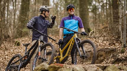 Mountainbike Magazin zwei Mountainbiker im Wald
